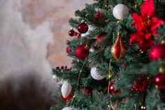 特写镜头照片节日球冷杉树生活房间白色红色的圣诞节装饰挂树背景冬天庆祝活动装饰圣诞节树