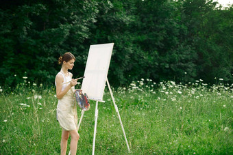 女人艺术家画景观自然画有创意的
