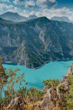 概念生态旅游活跃的娱乐国家公园山翡翠湖树木繁茂的山阳光明媚的一天秋天