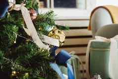 圣诞节树玩具蓝色的金颜色圣诞节树生活房间装饰蓝色的饰品加兰很多礼物树冬天假期