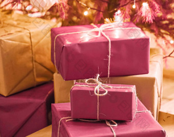 <strong>圣诞节</strong>假期交付可持续发<strong>展</strong>的礼物概念粉红色的礼物盒子包装环保包装回收纸装饰<strong>圣诞节</strong>树