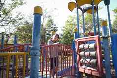 活跃的女孩运行户外操场上公园快乐孩子女孩有趣的孩子们操场上玩学习童年