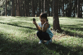 活跃<strong>的</strong>女孩运行松森林<strong>温暖的</strong>夏天一天快乐女孩微笑笑着说支出时间<strong>家</strong>庭公园假期