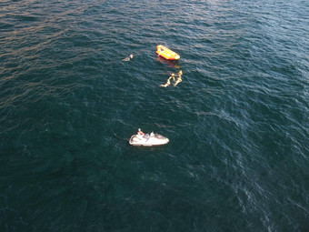 快乐人游泳空气床垫高速度水自行车游客骑充气船舶船海吸引力水踏板车滑冰人大充气筏空中直升飞机视图