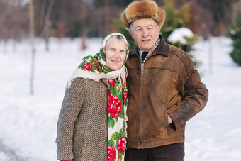 上了年纪的夫妇放松冬天时间公园快乐祖父祖母走