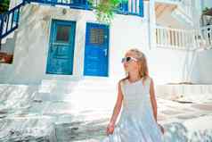 可爱的女孩街典型的希腊传统的村