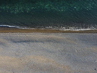 空中视图Azure海鹅卵石海滩小波玻璃清晰的水表面运动模糊自然夏天海洋海海滩背景假期假期旅行概念