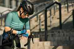 专业女骑自行车的人骑自行车服装保护齿轮检查结果培训骑自行车城市中心