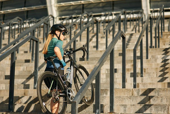 运动型年轻的女人专业女骑<strong>自行车</strong>的人未来步骤<strong>自行车</strong>培训在户外