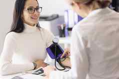 医生测量病人血压力眼压计工具说话