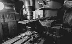 铣机工作工人保护面具工具减少金属工件垂直铣机巩固了硬质合金铣刀钢制造业行业铣过程