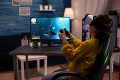 玩家女人穿虚拟现实耳机玩空间射击游戏视频游戏
