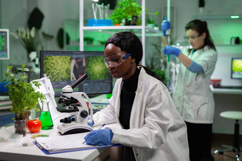 非洲<strong>美国化学家</strong>女人写作医学实验结果剪贴板