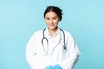 医疗保健医疗概念微笑亚洲女医生医院统一的听诊器愉快的病人蓝色的背景