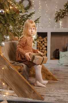 金发女郎女孩坐着木楼梯斯堪的那维亚室内装饰