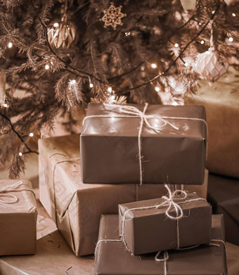 圣诞节假期交付可持续发展的礼物概念棕色（的）礼物盒子包装<strong>环保</strong>包装回收纸装饰圣诞节<strong>树</strong>