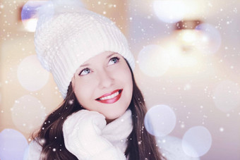 圣诞节人冬天假期概念快乐微笑女人穿白色针织他特写镜头脸圣诞节肖像雪闪闪发光的散景效果