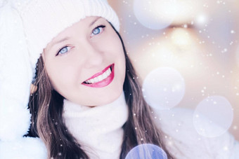 圣诞节人冬天假期概念快乐微笑女人穿白色针织他特写镜头脸圣诞节肖像雪<strong>闪闪发光的</strong>散景效果