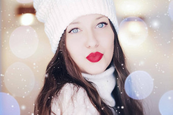 圣诞节人冬天假期概念美丽的女人穿红色的口红化妆发送吻特写镜头脸圣诞节肖像雪闪闪发光的散景效果