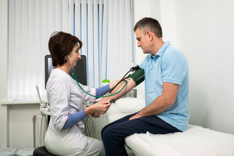 医疗医疗保健概念高血压高血压力中风前体中间年龄但医疗检查女医生一般实践措施压力病人诊所