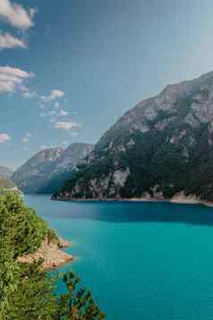 概念生态旅游活跃的娱乐国家公园山翡翠湖树木繁茂的山阳光明媚的一天秋天