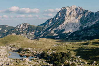 山谷日出自然夏天景观山峰绿色自然风景绿色山景观