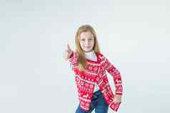 肖像快乐女孩跳舞保持手头穿圣诞节毛衣孤立的白色背景圣诞节一年概念积极的女孩红色的毛衣圣诞节情绪