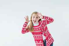 肖像快乐女孩跳舞保持手头穿圣诞节毛衣孤立的白色背景圣诞节一年概念积极的女孩红色的毛衣圣诞节情绪