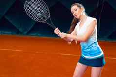 女人网球球员球拍网球法院