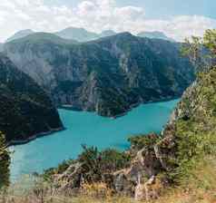 概念生态旅游活跃的娱乐国家公园山翡翠湖树木繁茂的山阳光明媚的一天秋天