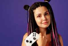 很酷的年轻的高加索人女人色彩斑斓的辫子玩视频游戏特写镜头