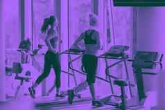 女人锻炼跑步机健身房