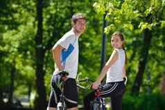 快乐夫妇骑自行车在户外