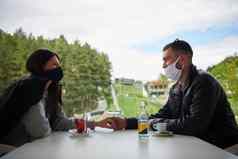 夫妇餐厅穿电晕病毒医疗保护脸面具