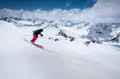 女人滑雪滑雪下坡高山山云