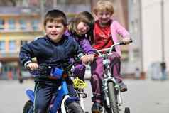 快乐儿童集团学习开车自行车