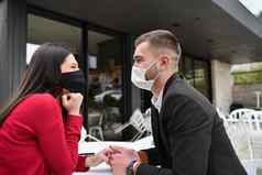 夫妇保护医疗面具咖啡打破餐厅