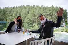 夫妇餐厅穿电晕病毒医疗保护脸面具