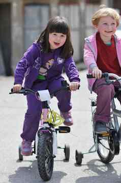 快乐儿童集团学习开车自行车