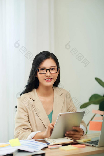 微笑<strong>年轻</strong>的非洲女<strong>企业家</strong>工作在线数字平板电脑坐着表格首页办公室