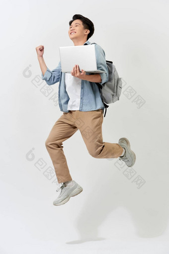 完整的长度身体大小年轻的亚洲学生男人。跳空气移动PC巴卡普克孤立的白色颜色背景