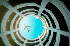 底视图多层车公园建筑飞机飞行建筑空气物流航空旅行业务体系结构螺旋曲线建筑航空公司业务旅游运输