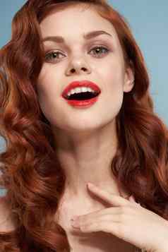 有吸引力的红发女人红色的嘴唇脸关闭