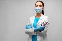 肖像年轻的女人医生医疗工人穿面具