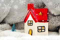 玩具房子红色的屋顶松树雪一年装饰