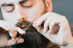 英俊的有胡子的男人。剃须胡子年轻的高加索人有胡子的男人。修剪胡子首页检疫生活方式概念