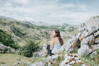 女人徒步旅行山风景优美的视图魔法土地旅行走健康的生活方式复制空间