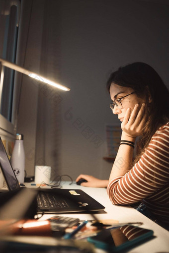 女孩工作移动PC首页学生研究首页自由职业者在线工作晚些时候晚上桌子上工作首页办公室复制空间