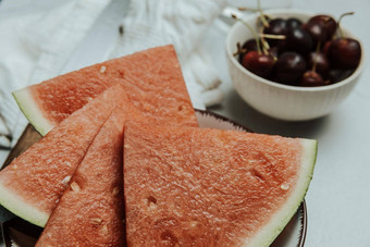群夏天新鲜的<strong>水果</strong>极简主义白色表格西瓜<strong>樱桃健康健康</strong>的食物概念美味的变形复制空间