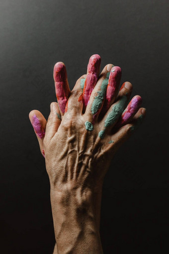有趣的休闲有创意的女艺术家显示手脏颜色油漆黑暗背景艺术有创意的概念<strong>美图</strong>像
